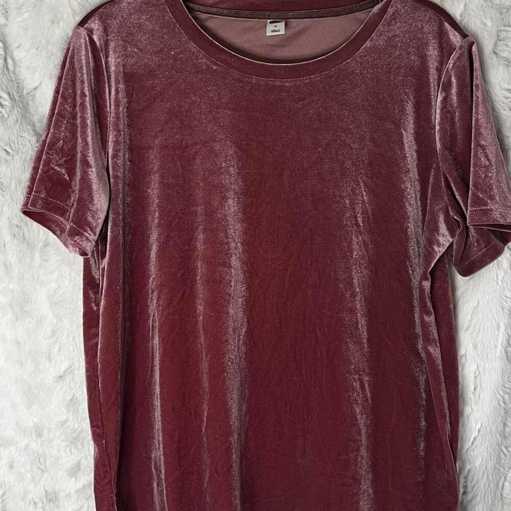 OLD NAVY SHORT SLEEVE RELAXED VELVET TYRELL ROSE TEE SIZE M
